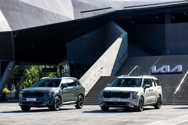 新能源旗艦LSUV Sorento與全功能豪華休旅Carnival，自改款上市後持續在市場上廣受好評。Sorento配備1.6L渦輪油電與柴油兩種動力供選擇，並可搭配2WD或AWD傳動系統，以及7人座或尊榮6人座的靈活空間配置，自改款上市以來已累計獲得近1,100位車主的肯定，深受台灣層峰市場的青睞。