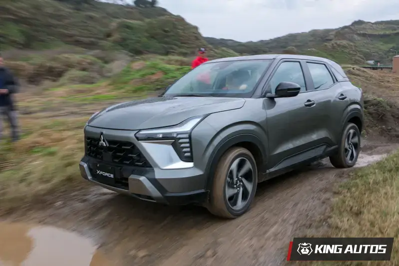 車身離地高度222mm,面對崎嶇道路的通過性在同級距車款中相當優異。