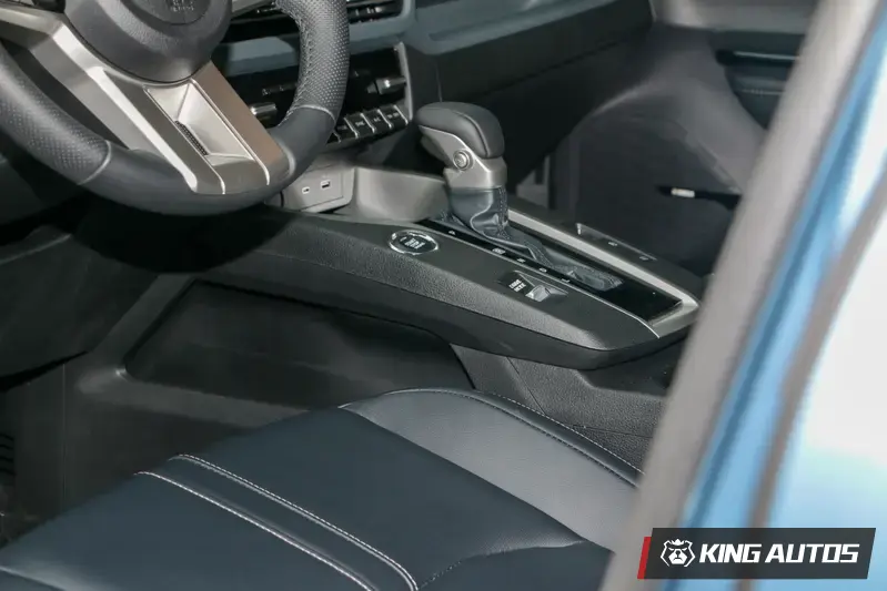 雖然中央鞍座不是中空的,但設計團隊還是在兩側規劃了一些置物空間,放隨手小物相當方便。