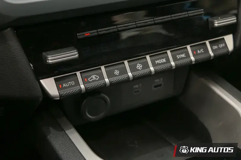 如果想要二階運動模式就把冷氣關掉吧!按鍵式的空調區操作起來相當順手。