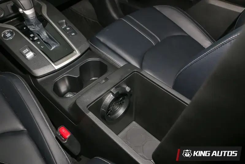 冷氣吹送的範圍相當多,手套箱也有冷氣可以吹。這樣的設計可以充當冰箱使用,讓飲料在裡面能冰一點。