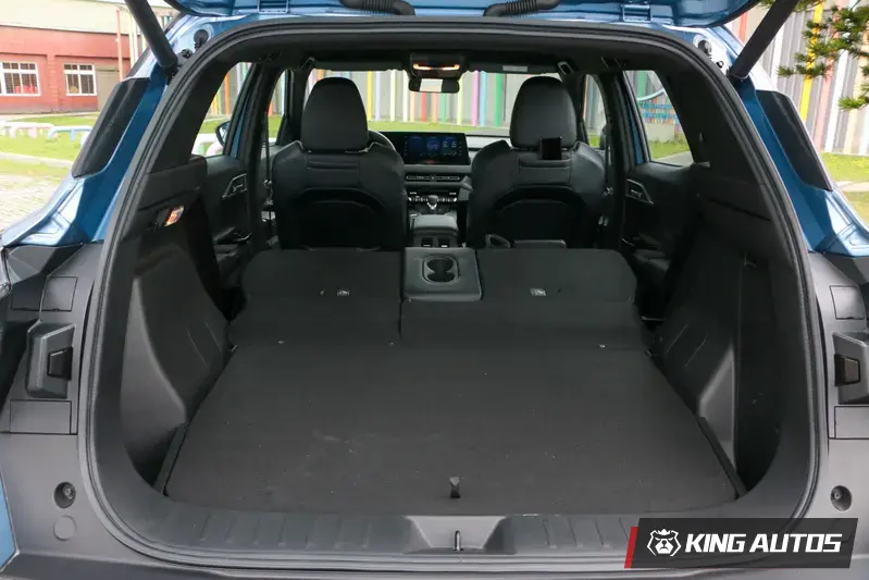 後排椅背全數傾倒後,底板相當平整。