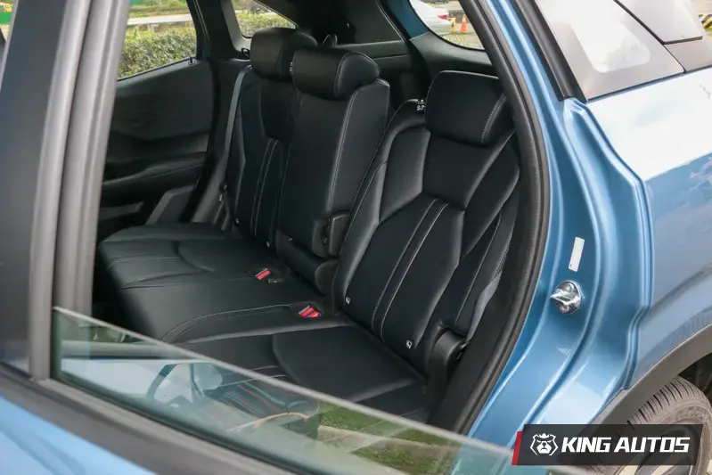 後排椅背角度最挺(內)與最躺(外)的角度落差相當大