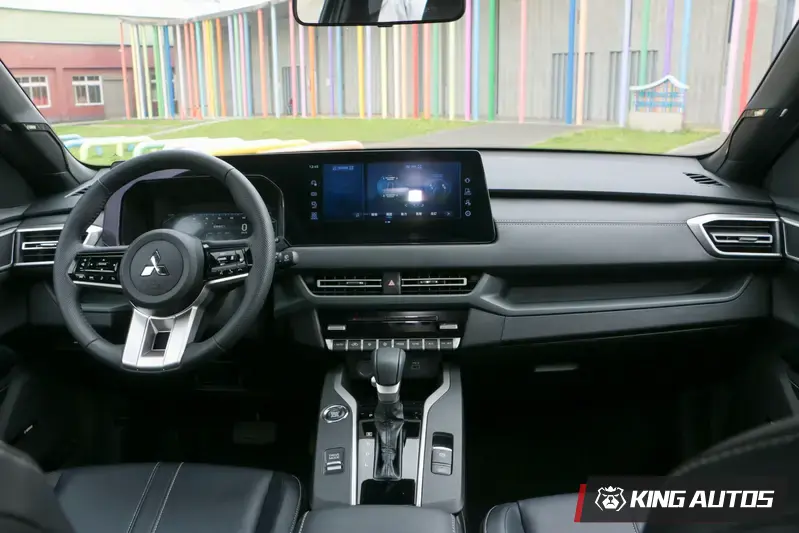 中控台與中央鞍座亮面鋼琴烤漆的飾板運用滿多,使用痕跡會較顯眼。