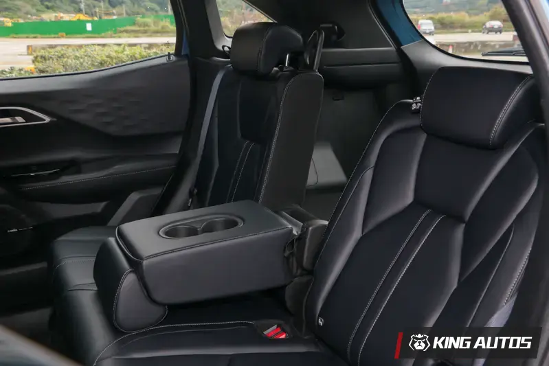 後排中央扶手與椅背合而為一,造就同級唯4/2/4分離傾倒的後排椅背,提升車艙空間使用機能。