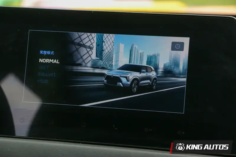 提供的四種駕駛模式都是為崎嶇道路所設計,少了一般車款常見的運動與節能模式。雖然模式是英文,但可以望圖生意,看圖片就知道各模式的使用場景。