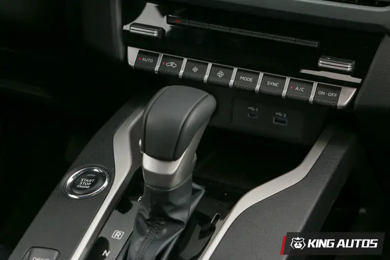中控台下方的按鍵區域,採用駕駛導向設計,琴鍵式實體空調按鍵使用起來相當順手。雙區恆溫空調系統另提供Max Cool快速降溫、記憶功能、除濕以及空氣淨化等..超越同級的配置,展現出貼近奢華級距的細膩思維。