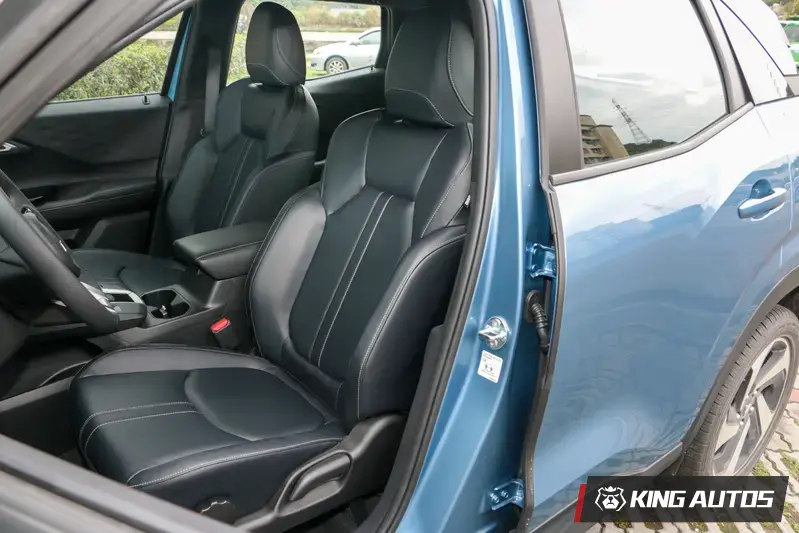 全車系都沒有座椅電動調整。手動調整相當方便,除非你想調整駕駛座椅墊高度,那要用轉的比較辛苦一點。