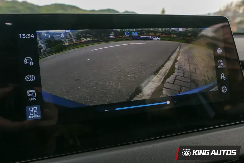 剛拿到車的時候,總覺得中控螢幕上的倒車顯影畫面亮度偏暗,可以在設定裡面調整亮度。