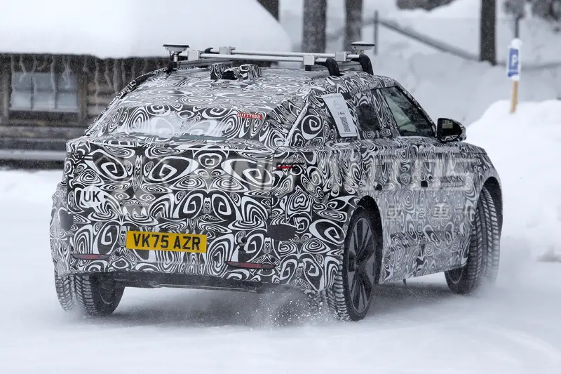 車尾後擋風玻璃處佈滿偽裝，究竟是沒有後擋風玻璃，或是後座有什麼不可告人的機密？！