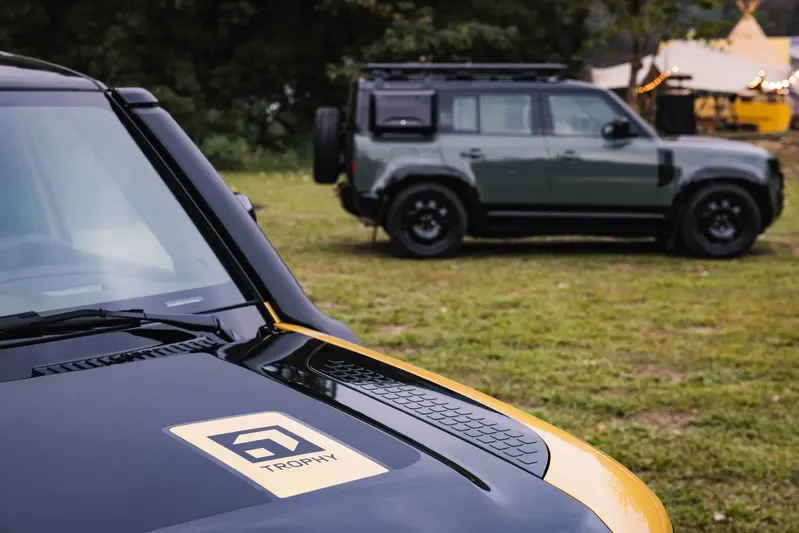 運用獨特的 Trophy 專屬徽飾點綴引擎蓋與 C 柱車側飾板，搭配車尾 Trophy 徽飾銘板，向經典致敬並呼應全新賽事主題。