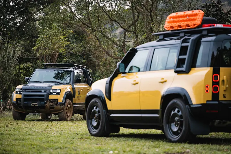 專屬 Trophy 套件包含遠征車頂架、黑色展開式車頂梯、車側亮澤黑外部側掛式裝備箱；前後輪皆裝配經典擋泥板，以及用於過濾灰塵的加高空氣吸入孔，實現極致的越野性能。