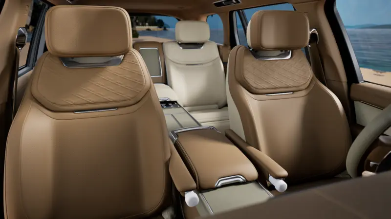 Range Rover SV 標配 SV Serenity 套件及 23 吋鍛造輪圈，雙前座椅以更為簡約俐落線條設計呈現精緻細節。