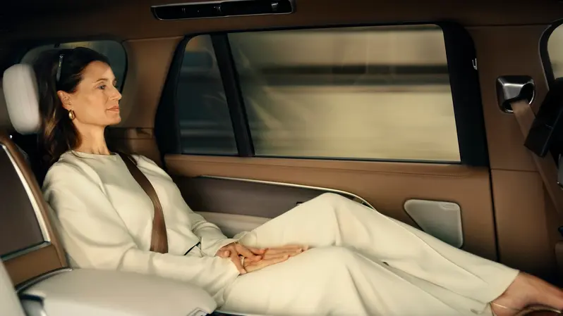 Range Rover SV 首次導入的四座沉浸式體感座椅，達到沉浸式的乘坐體驗，長軸車型另升級配備沉浸式傳感地板。