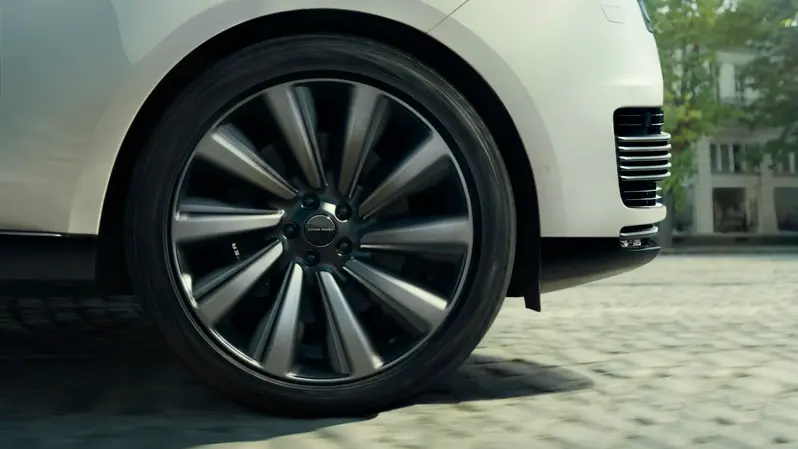 新年式車型採用全新 Range Rover 字樣的輪孔蓋設計強化品牌識別。