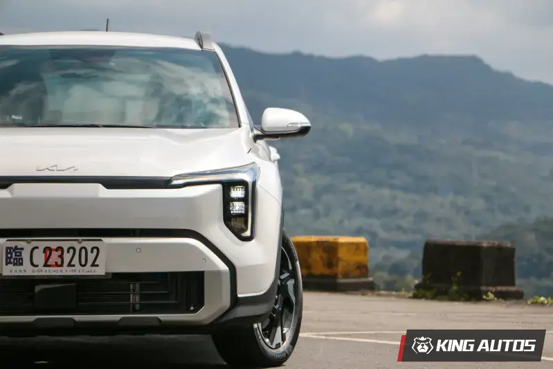 二次小改款後，追隨 EV9 步伐，換上 Star Map 星圖式 LED 日行燈搭配直立式頭燈