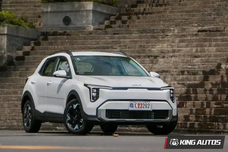 二次小改款 Stonic 導入多項旗艦純電休旅車 EV9 的配備，包含外型設計與車內雙 12.3 吋螢幕。硬要說的話，二次小改款新增的電子式手煞車 EV9 也有(逃~~