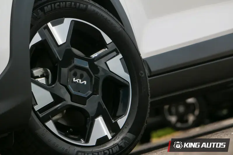 二次改款車型少了運動化的 GT-Line 車型，直接影響鋁圈大小，17 吋輪圈走路歷史。標配的 16 吋輪圈採全新雙色造型，將鋁圈螺栓用輪圈蓋遮住。落地胎是米其林主打靜音舒適的Primacy 4，尺碼為195/55 R16。