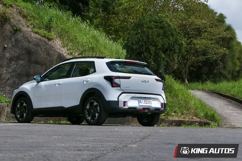 霧燈與倒車燈整合在車牌下方