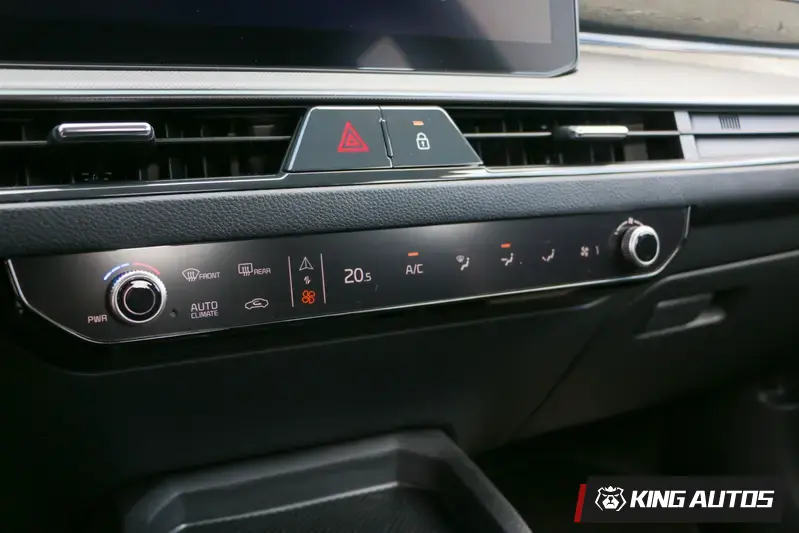 中控台下方的觸控面板可在冷氣空調與多項娛樂兩大功能切換，此為空調控制模式。