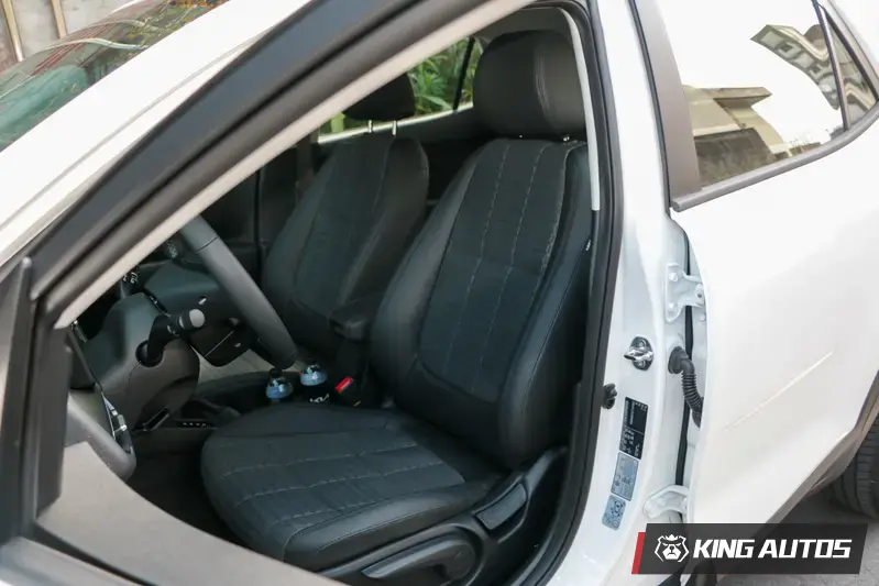 車內座椅採用皮布混搭的方格紋設計。雙前座為手動調整，沒有通風與加熱功能。