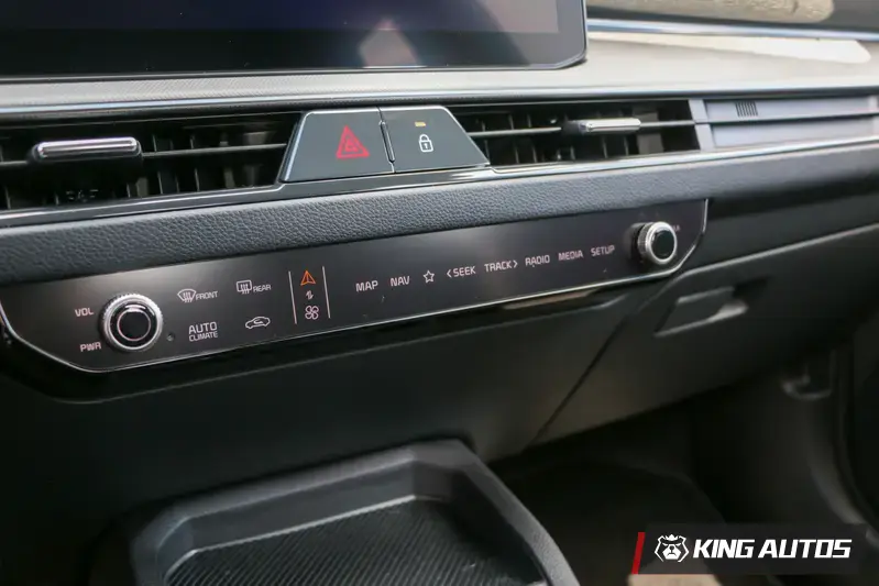 中控台下方的觸控面板可在冷氣空調與多項娛樂兩大功能切換，此為資訊娛樂控制模式。