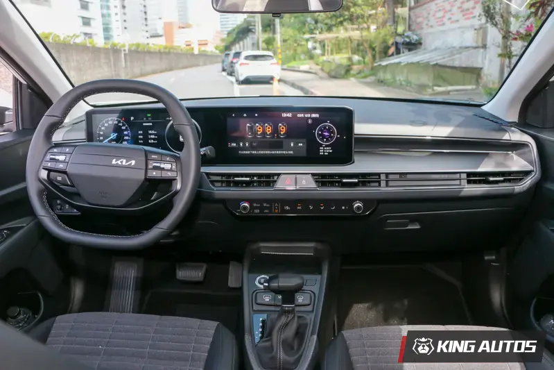 中控台的橫向線條帶來更寬闊的視覺感受。實際使用起來，雙手可觸之處都是操作按鍵，使用起來相當便利。