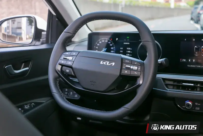 停車與倒車的時候，一直誤以為圖片中打正的方向盤沒有打正，被嚇了好幾次= =