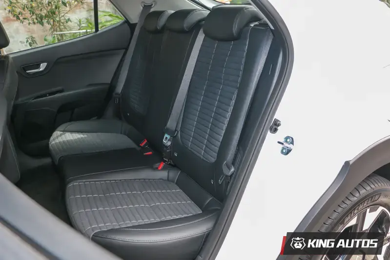 後排座椅的椅墊偏短，大腿支撐還好。