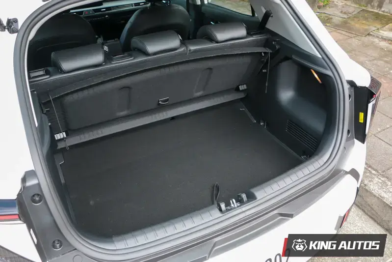 後廂隱私檔板可以收納到後排椅背後方