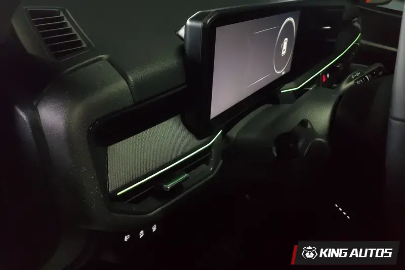 氣氛燈橫貫中控台