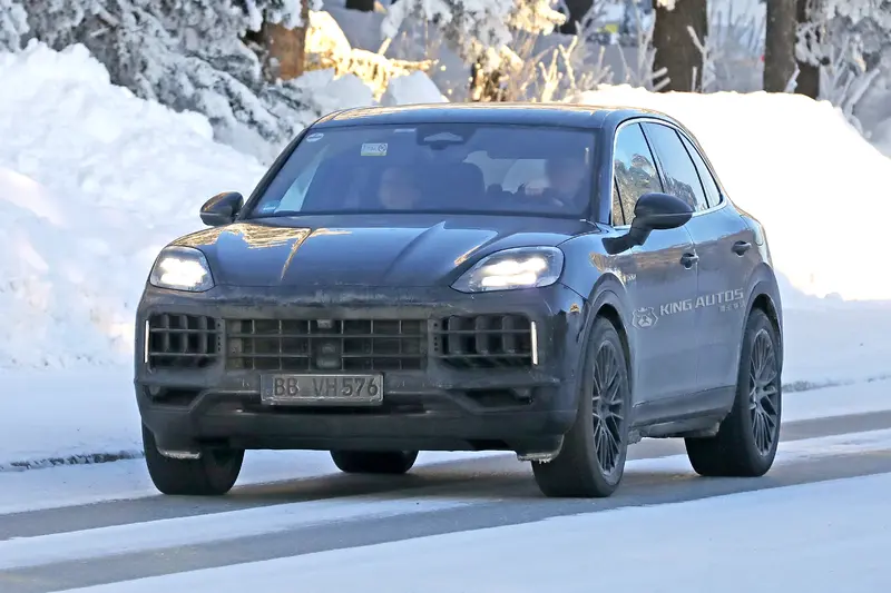 下方進氣格柵處改採雙橫槓式方向燈