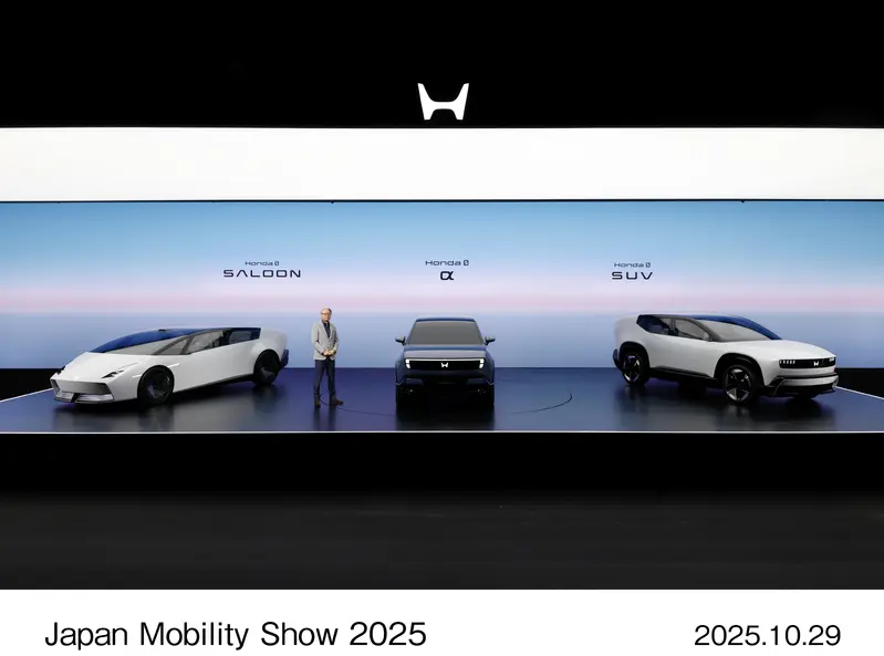 左右兩款電動車已經取消量產計畫，中間那款將在2026年4月至2027年3月間發表，於印度生產銷往全球市場。