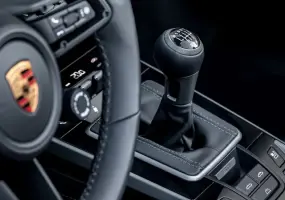 模擬手排的自排？Porsche 新專利讓排檔桿同時支援兩種駕駛方式