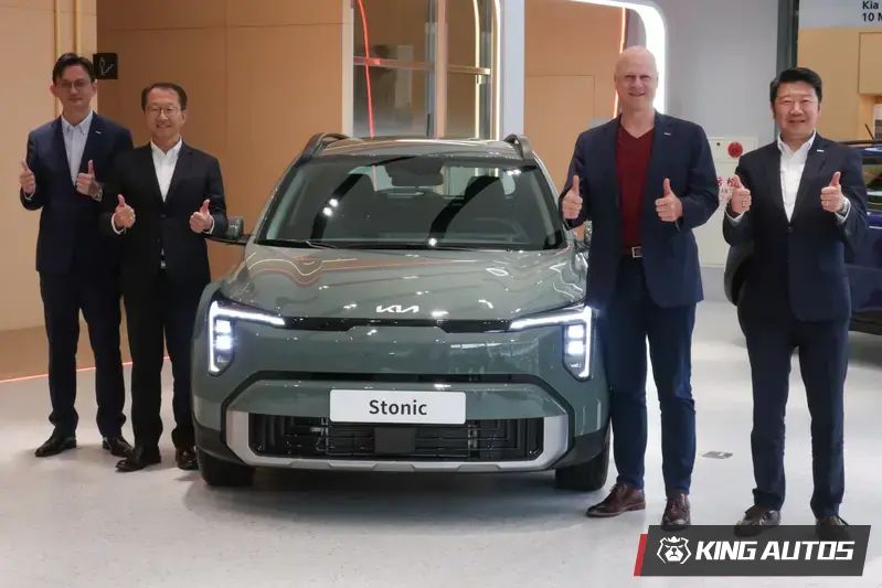 森那美汽車事業部董事總經理Andrew Basham（右2）與Kia總代理台灣森那美起亞董事長Jos