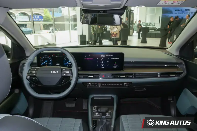 加價兩萬元選配綠車色，車艙也同步改為綠色。全車系標配同級唯一雙12.3吋螢幕。