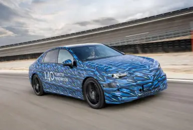 較勁BMW i3！《Mercedes-Benz》純電C-Class 4月底發表 車系編成搶先看