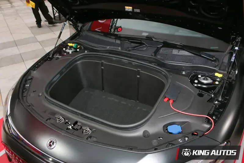 車頭打開是一個101公升的置物空間。後廂標準容積405公升，搭配可4/2/4分離的後排椅背，帶來多樣的置物空間。