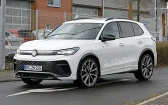 別急著訂 R-Line！全新《Volkswagen Tiguan R》無偽裝現身 四出排氣尾管想低調也難 EA888掛48V續命