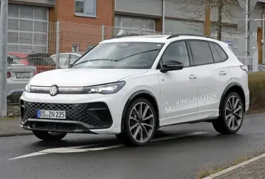 別急著訂 R-Line！全新《Volkswagen Tiguan R》無偽裝現身 四出排氣尾管想低調也難 EA888掛48V續命