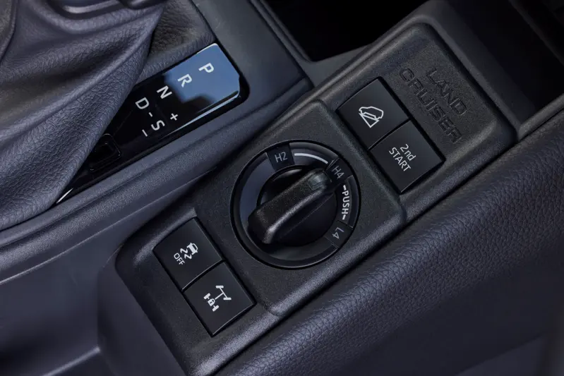 手煞車前方為後軸差速器鎖定功能開關