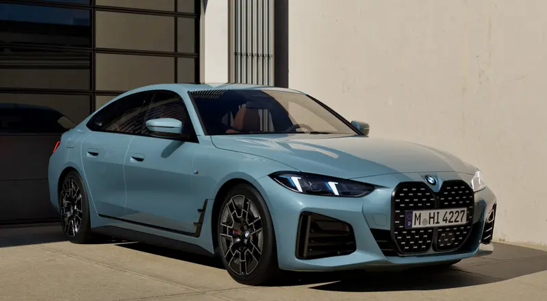 全新年式BMW 4 Series Coupé M Racing Edition雙門跑車與4系列Gran Coupé M Racing Edition四門跑車,全面升級M Sport進階套件,外觀導入M煞車套件(紅色)、燻黑造型頭燈、黑色高光澤窗框、黑色高光澤擾流尾翼與外觀套件,營造熱血沸騰的競技氛圍。座艙導入M縫線安全帶,於細節中勾勒鮮明競技氣息。動力表現同步強化,導入Sprint運動衝刺功能,一指觸發剽悍動能