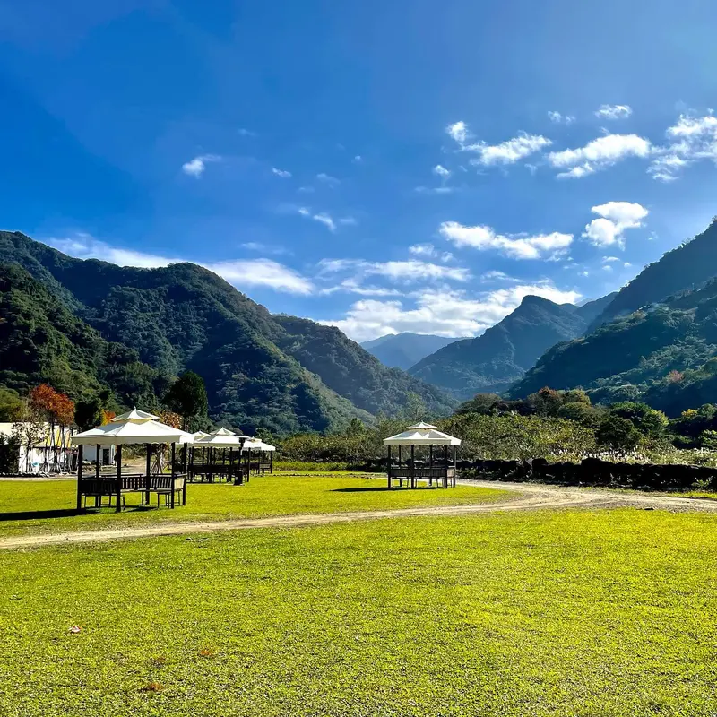 「2026 BMW Xplore森野探索活動」將自城市啟程，沿著精心規劃的路線前行，在山林景致之中展開探索。抵達營區後，極致放鬆的序幕隨之開啟，不論是充滿野趣的風格帳篷或是溫潤細緻的豪華民宿，每種房型皆設有獨立溫泉湯池，讓賓客能隱身於山林環抱，享受靜謐的舒展時刻。搭配一泊三食的尊榮款待，邀請車主在悠然山嵐間，細細品味主廚悉心準備的精緻餐飲