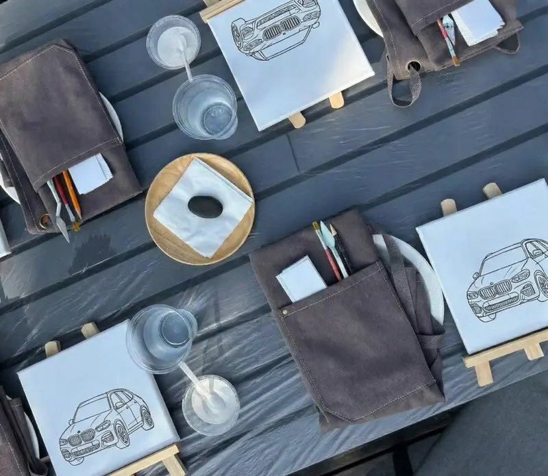 「2026 BMW Xplore森野探索活動」結合一系列沉浸式風格活動，為旅程注入動人的感官記憶。「流光肌理畫手作體驗」從BMW車身流動的線條設計汲取靈感，引領賓客運用天然素材，感受設計與自然交融的專屬創作時刻。另外還有「營火晚宴」與「星空電影院」等沉浸式體驗，邀請車主在星空與山嵐間，交織出專屬的森野篇章