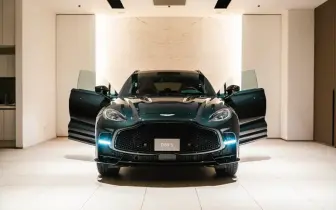 性能是基本！《Aston Martin DBX S》V8引擎727匹 CarPlay Ultra搭配23支揚聲器 打造行動頂級音樂廳
