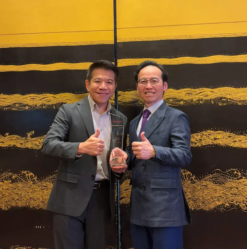 車美仕榮獲日本豐田汽車亞洲分公司2025「年度最佳用品供應商獎」,由車美仕總經理劉傳宏(右)代表接受頒發獎項