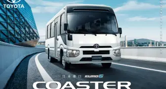 不只是公車！《Toyota Coaster》全新17人座行李架版 鎖定機場接送 團體旅遊新標竿！