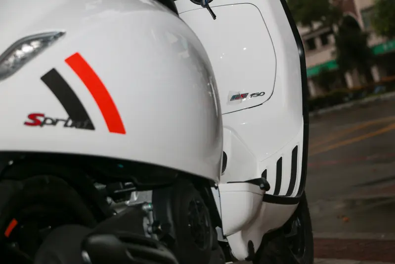 ▲Vespa 厚實且帶有液態光澤的漆面，建立在引以為傲的一體成型全鋼製車身之上。