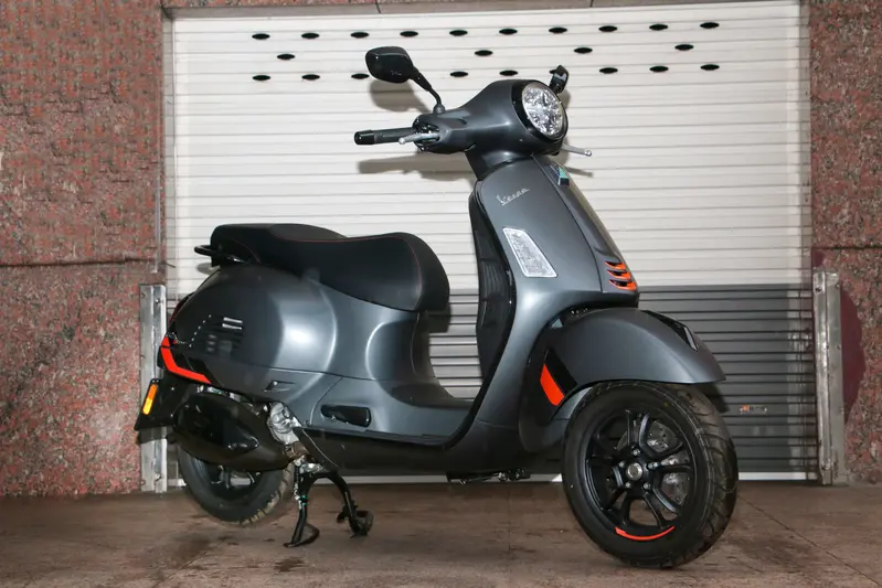 ▲ GTS 300 Super Sport： 搭載強悍 HPE 引擎，融合鋼鐵工藝與運動靈魂；整合 ABS、ASR 與 LED 照明系統，奠定黃牌旗艦的巡航安定感。