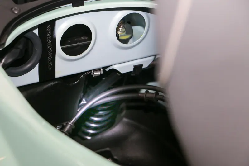 ▲Vespa鋼製單體式車身，將後避震錨定於高強度受力點，有效抑制操駕時的扭曲感；相較傳統管狀車架，提供更紮實穩健且具韌性的動態表現。